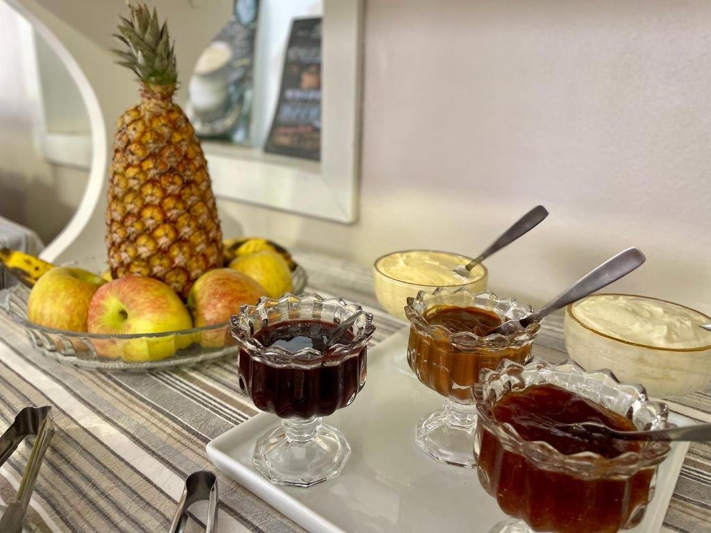 Frutas, geleias e doce de leite servidos no café da manhã